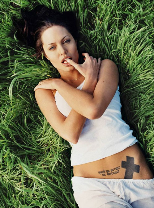 tatuajes para mujeres. Quod me nutrit me destruit-Tatuaje de Angelina Jolie